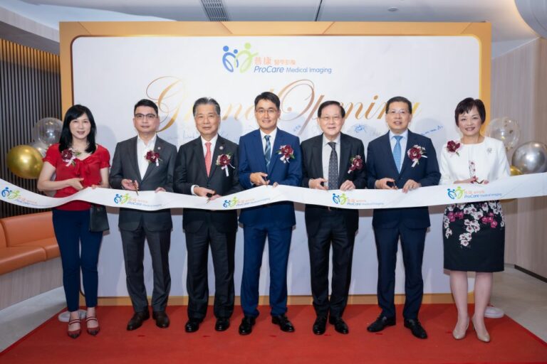 聯合醫務旗下普康綜合醫學影像及化驗中心（尖沙咀）於周六開幕。聯合醫務集團主席孫耀江（右三）、副主席兼聯席行政總裁孫文堅（中）、聯席行政總裁郭卓君（右一）、連同普康（尖沙咀）投資合作夥伴盈健醫療集團主席兼行政總裁陳健平（右二）、首席醫務總監彭麗嫦（左一）；及仁德醫健集團羅光彥（左三）及董曉明（左二）主持剪綵儀式。