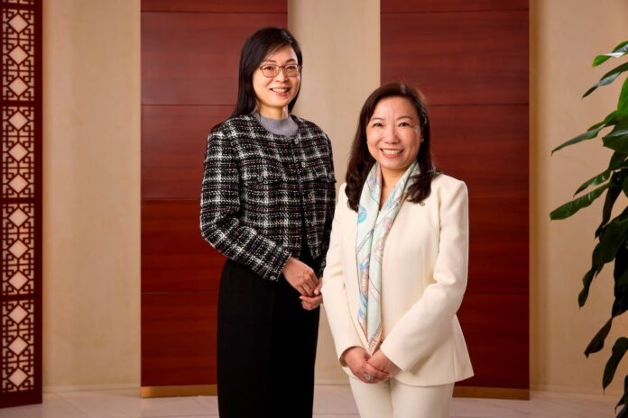中銀香港獨家引入「摩根亞洲總收益債券基金」資息月派股份類別，為客戶提供嶄 新的每月派息選擇。圖為中銀香港個金產品副總經理梁淑怡（右）及摩根資產管理香港行 政總裁暨香港基金及機構業務總監吳家俐（左）。
