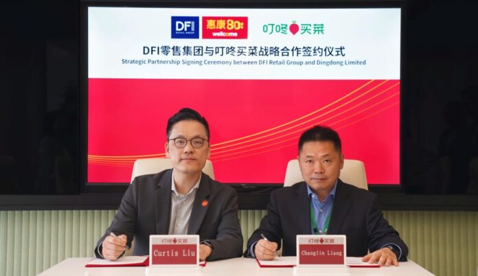 DFI零售集團零售食品行政總裁劉曉恩（左）與叮咚買菜創始人兼CEO 梁昌霖（右）出席簽約儀式，宣布成為合作夥伴。