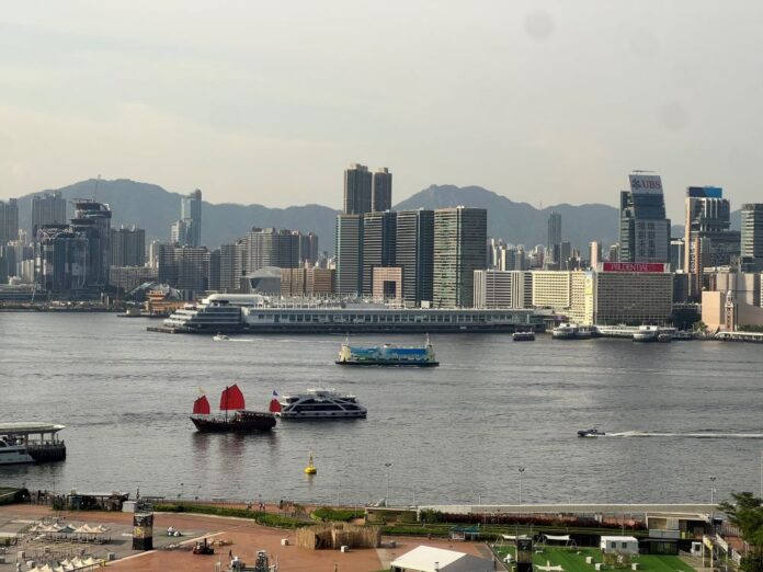 美國銀行中心 13 樓全層向外景觀 （現場實況）