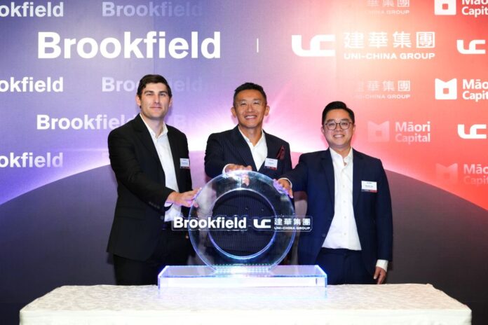 image005 博楓資管亞太及中東地區工業業務負責人 Michael Cocozzo(左)、 建華集團主席凌偉業(中)及 旗下子公司毛利資本管理合夥人凌偉豪(右) 共同主持冷鏈項目啟動儀式。