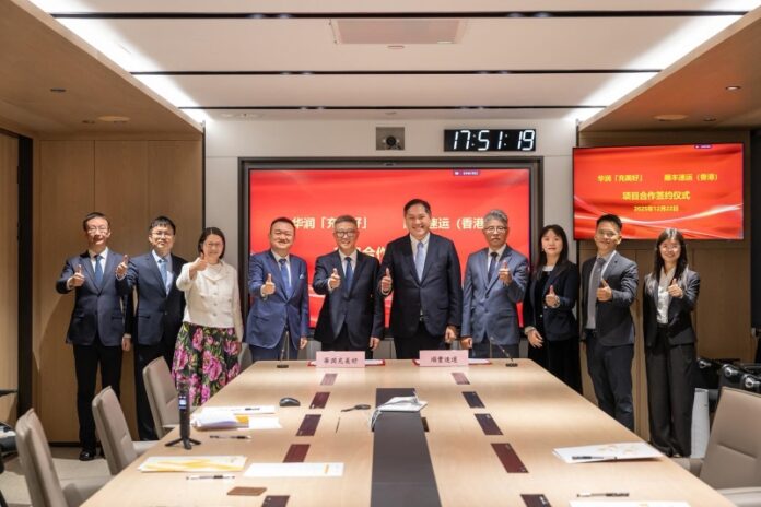 順豐香港與華潤「充美好」在港正式簽署節能合作協定。華潤燃氣董事局主席楊平（左五）、華潤隆地董事長張偉（左四）、總經理溫雪飛（左三），以及順豐集團董事、集團副總經理兼首席財務官何捷（右五）、順豐速運港澳地區負責人岑子良（右四）等相關負責人共同出席簽約活動。