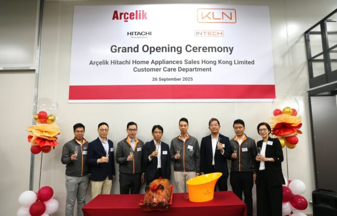 KLN綜合物流香港及越南執行董事陳德進（右四）與日立家電香港行政總監谷中英二（右五）， 以及雙方代表舉杯致賀，慶祝雙方建立合作關係，為日立家電在香港的售後物流及維修中心設立提供支援。