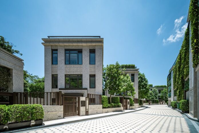 「壽臣山 15 號」的 15 號洋房以近$3 億元獲南區買家承接,成交呎價達$6 萬元水平。